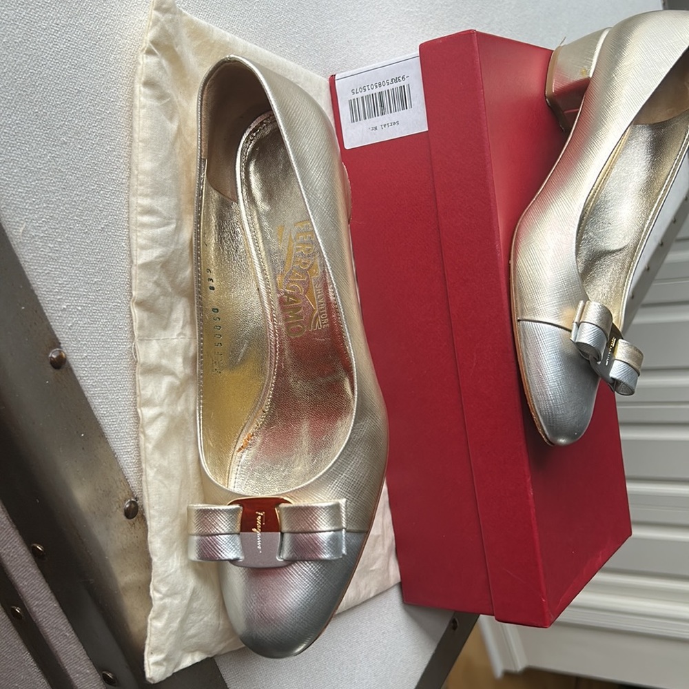 Ferragamo Vara bow pump in metallic platinum and gold leather looks like a dream - Picture 7 of 16